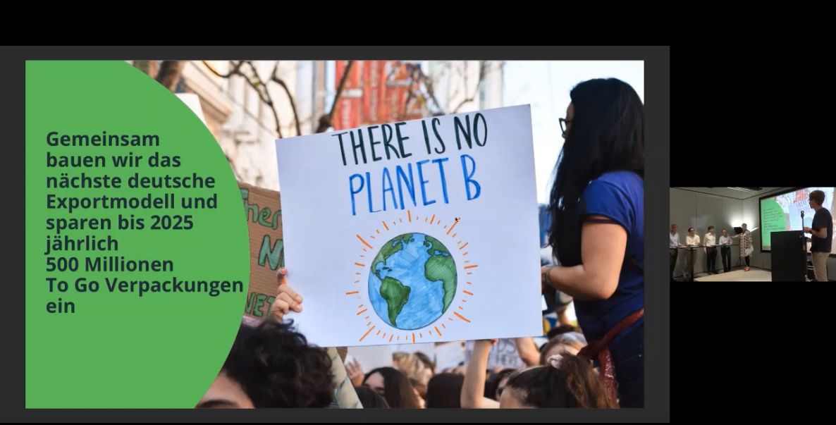 Ein Screenshot aus dem Livestream zeigt das Foto einer Demonstration mit dem Slogan "There is no Planet B"