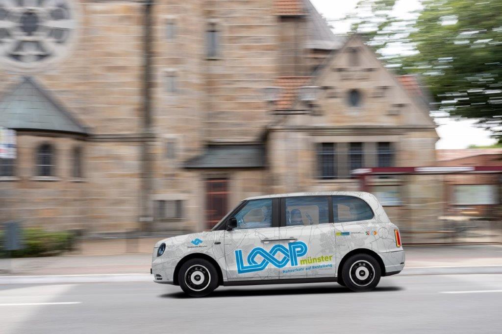Ein Auto der Loop-Flotte fährt am Dom vorbei