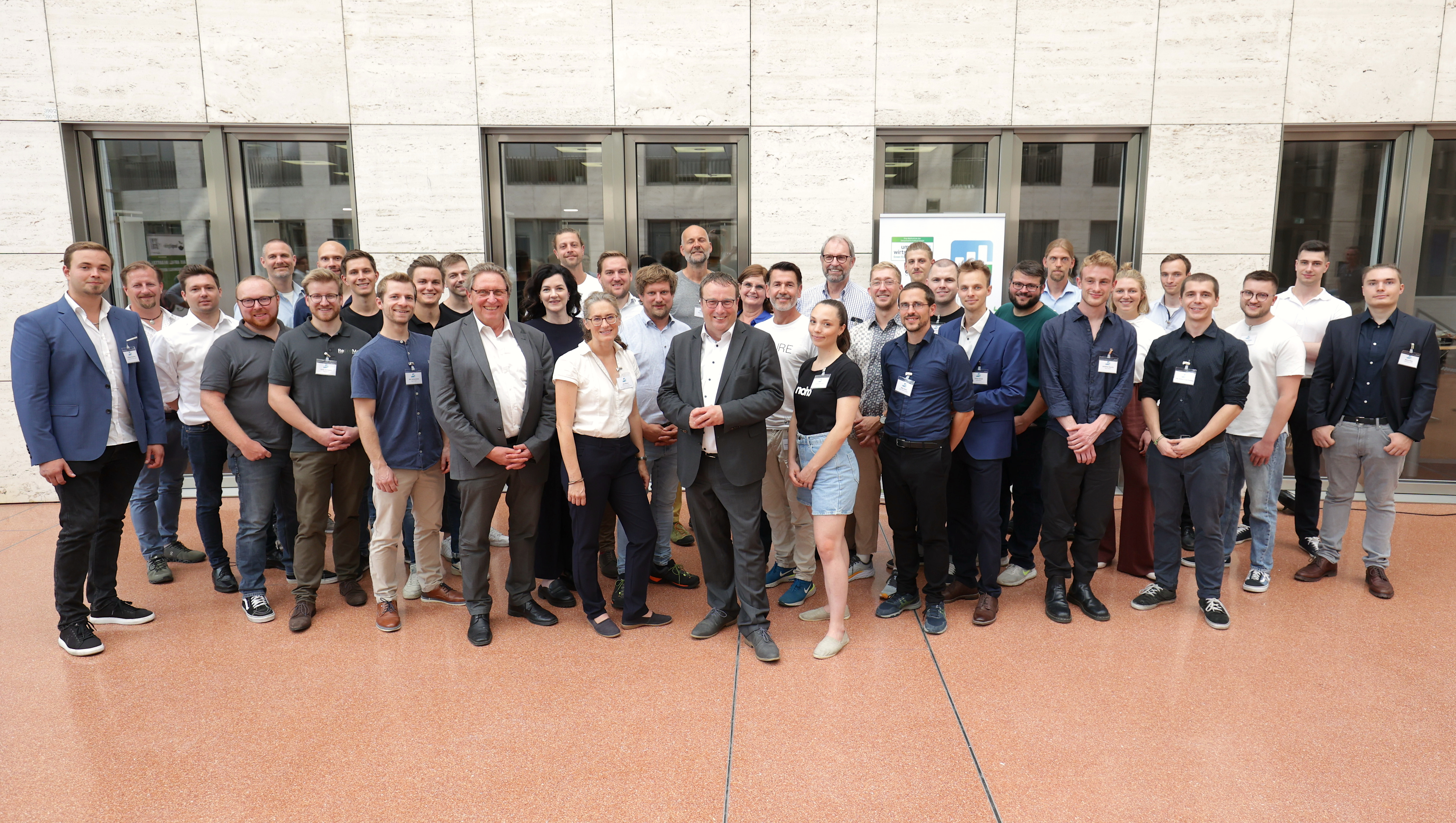 Gruppenfoto von Gründerinnen und Gründern im NRW-Umweltministerium