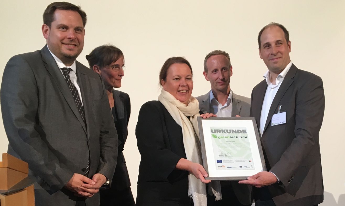 Ministerin Heinen-Esser übergibt eine Urkunde