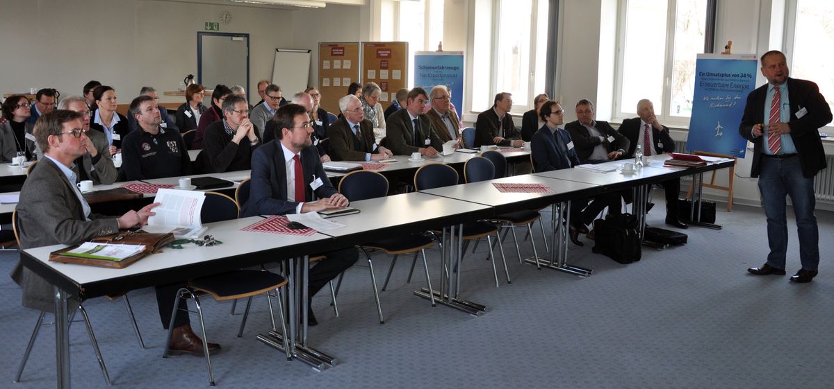 Ein Vortrag vor dem Plenum beim Wirtschaftsforum.