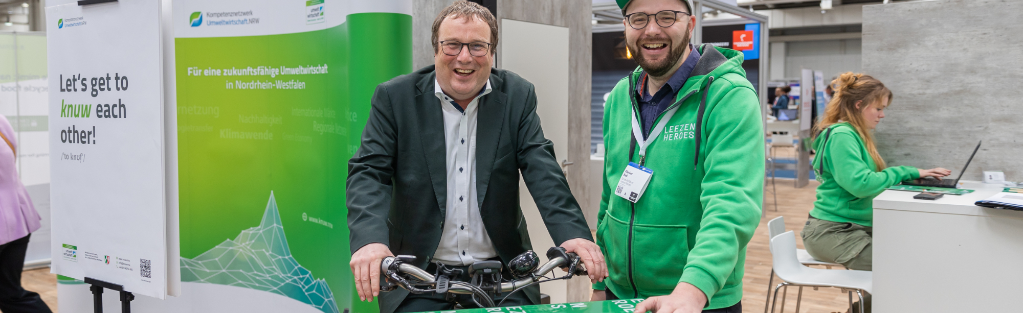NRW-Umweltminister Oliver Krischer auf einem Lastenfahrrad der Leezenheroes am NRW-Messestand