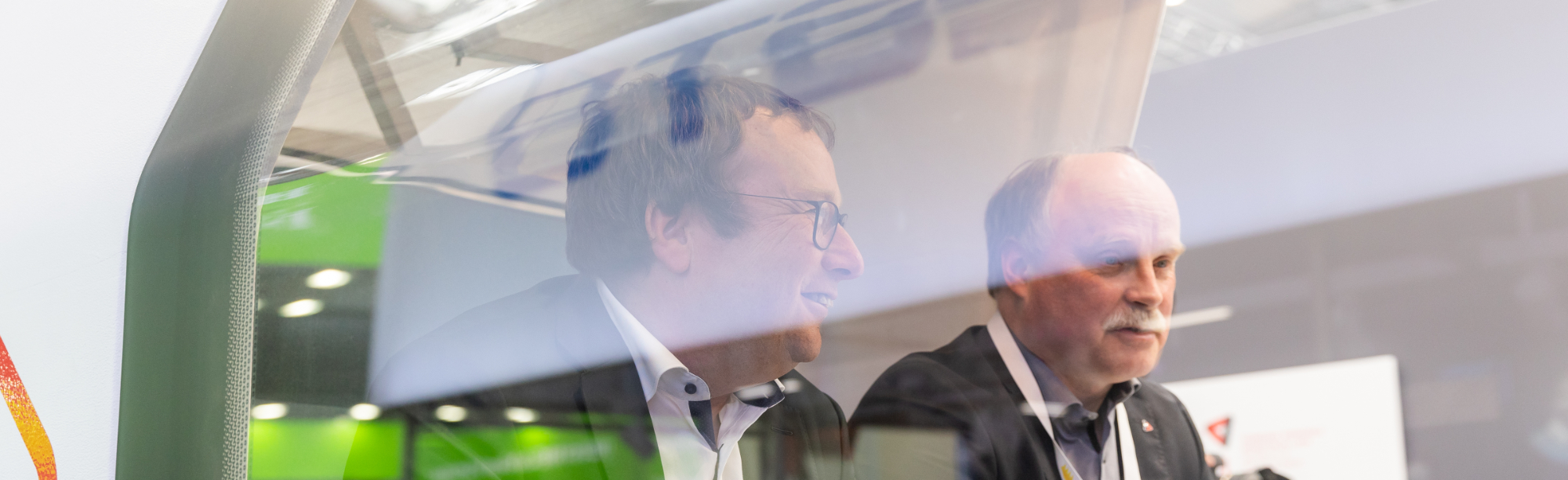 NRW-Umweltminister Oliver Krischer in einem Monocab auf einem Messestand