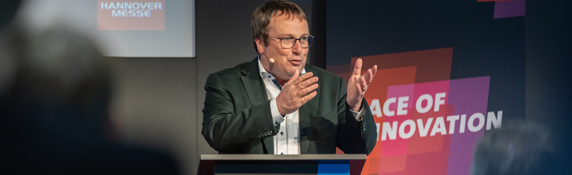Umweltminister Oliver Krischer an einem Rednerpult