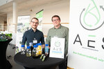Zwei Männer am Stand von AES