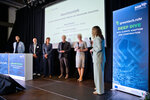 Mehrere Personen beim Podiumsgespräch auf der Bühne
