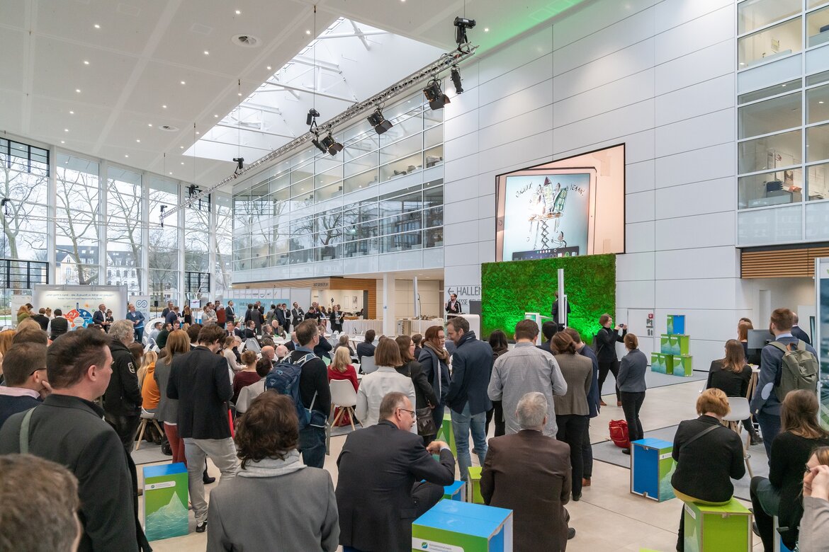 Viele Besucher des Summit Umweltwirtschaft.NRW bevölkern das große Foyer der Messe Essen 