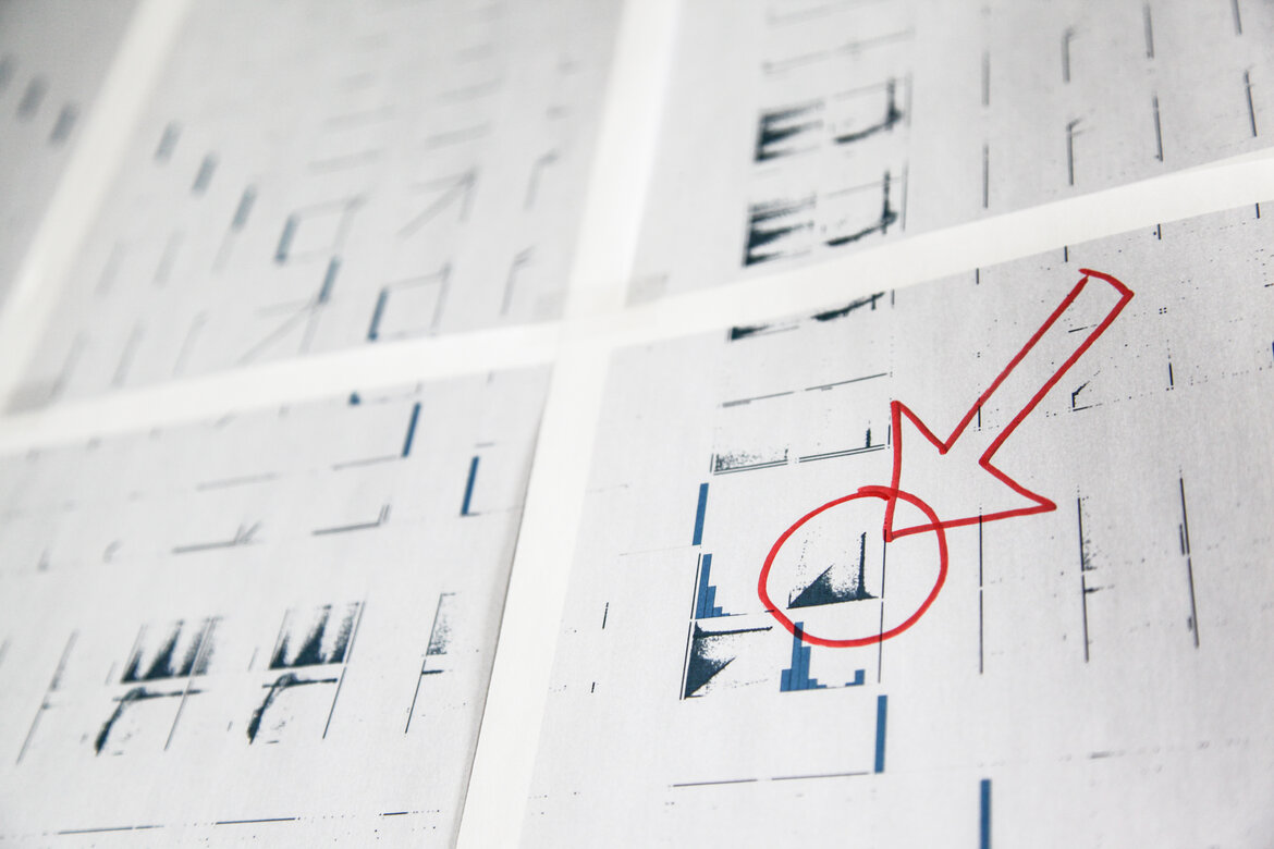Ausgedruckte Balkendiagramme mit per Hand eingetragenen Notitzen