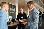 Ein Besucher informiert sich am Stand von eudemia