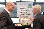 Zwei Männer im Gespräch am Stand von Stadtgemüse