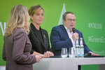 Minister Oliver Krischer und Ministerin Mona Neubaur an einem Stehtisch im Talk