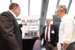 Drei Männer am Stand von Plasuv