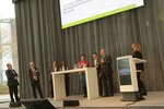 Mehrere Personen stehen auf der Bühne