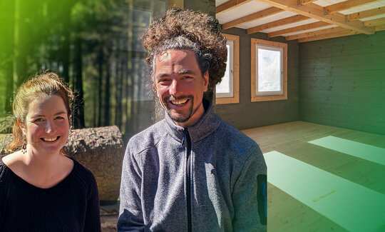 Montage: Lisa und Timo Gelzhäuser, im Hintergrund sieht man Wald und den Innenraum eines Holzhauses