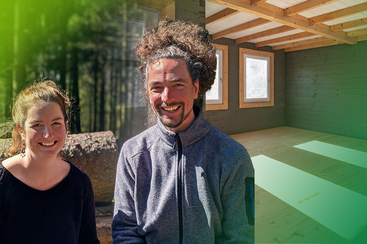 Montage: Lisa und Timo Gelzhäuser, im Hintergrund sieht man Wald und den Innenraum eines Holzhauses