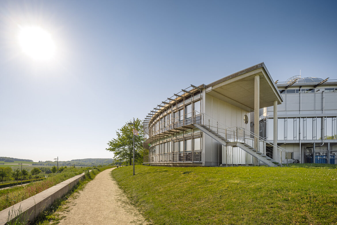 Ein modernes Gebäude an einem sonnigen Tag