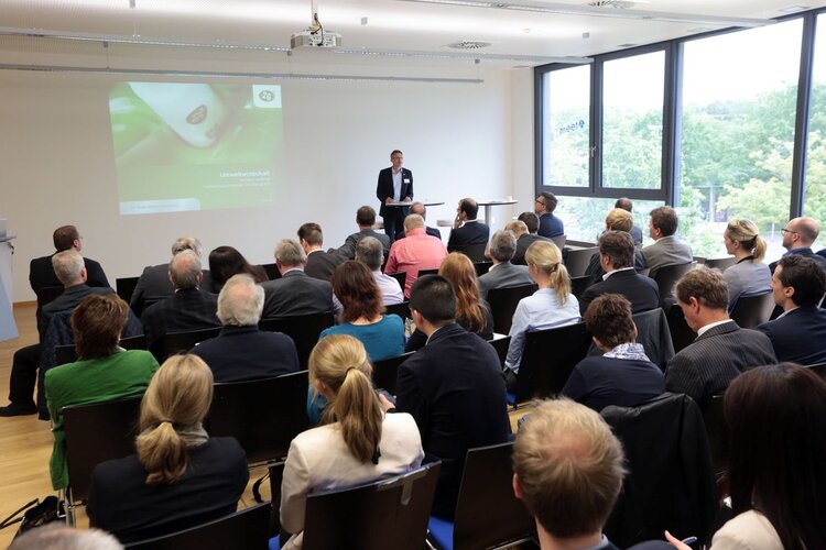 Der gut gefüllte Veranstaltungsraum wärend einer Präsentation