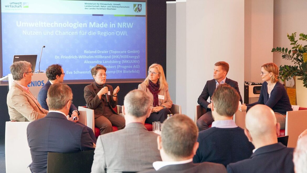 Podiumsrunde vor dem versammelten Plenum