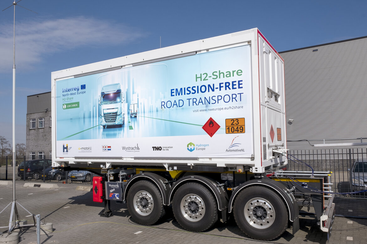 Lkw-Anhänger mit eingebauter Tankstelle für Wasserstoff, Aufschrift "Emission free"