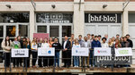 Gruppenfoto der Teilnehmenden vor dem Veranstaltungsraum, die Gruppen zeigen jeweils das Logo des Casegebers