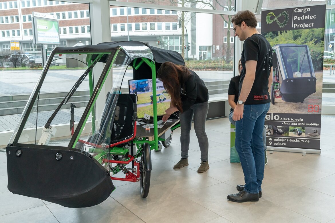 Ein Lastenfahrrad bei der Ausstellung des Summit Umweltwirtschaft