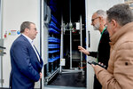 Minister Krischer erhält Einblick in den Innenraum der mobilen Pakatstation