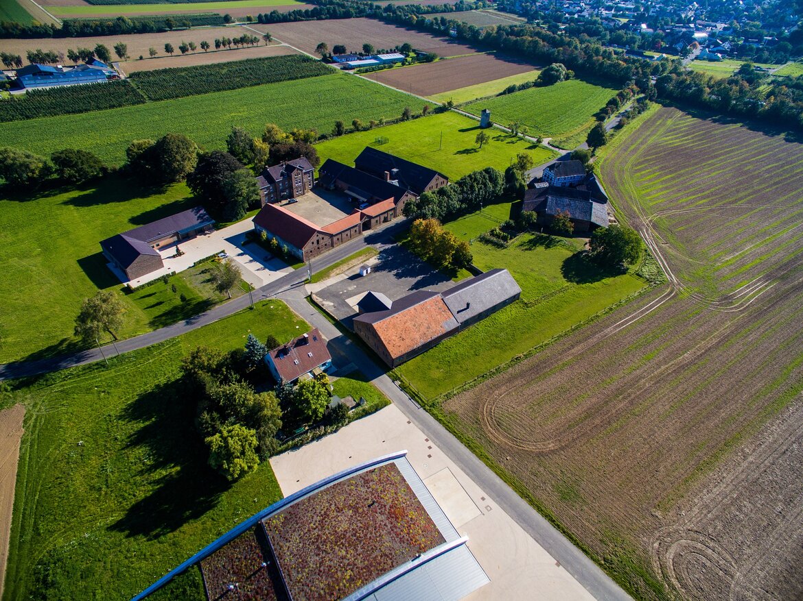 Luftaufnahme von Gebäuden und Versuchsfeldern.