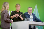 Minister Oliver Krischer und Ministerin Mona Neubaur an einem Stehtisch im Talk
