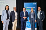 Gruppenbild mit NRW-Umweltminister Oliver Krischer auf der Bühne