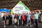 Gruppenbild: Minister Oliver Krischer mit den Ausstellern am Gemeinschaftsstand auf der Hannover Messe 2025