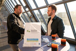 Zwei Männer am Infostand der Westfälischen Hochschule, auf dem Tisch liegen elektrische Platinen