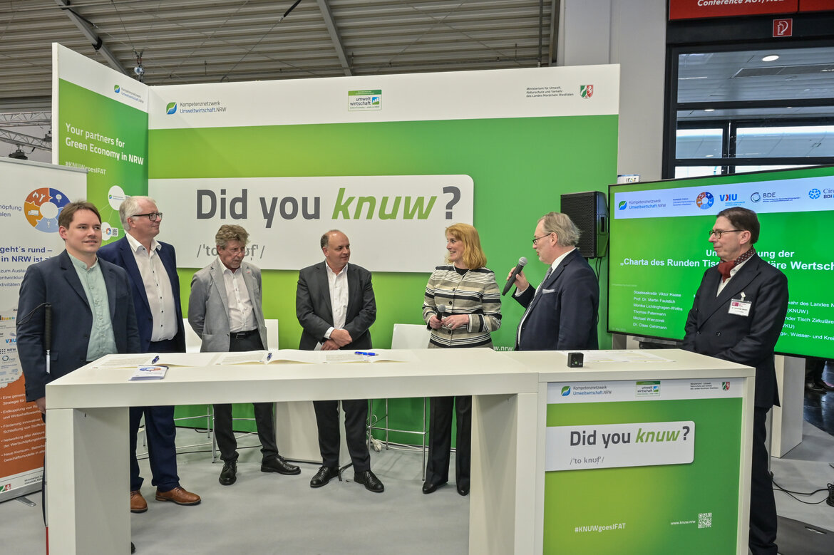 Talkrunde vor der Unterzeichnung der Charta des Runden Tisches Zirkuläre Wertschöpfung NRW