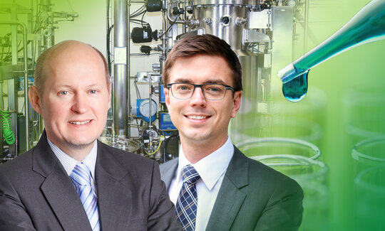 Eine Fotomontage zeigt zwei Männer vor einer chemischen Apparatur