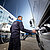 Ein Mann verbindet den Tankwagen mit dem Lkw über einen Druckschlauch