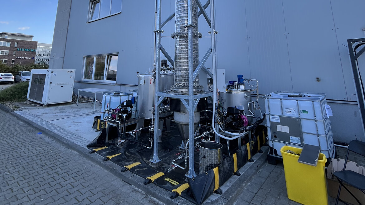 Eine Metallkonstruktion auf einem Industriegelände