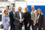 Gruppenfoto: Umweltminister Oliver Krischer und Wirtschaftsministerin Mona Neubaur mit dem Kompetenznetzwerk Umweltwirtschaft.NRW