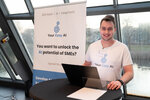 Ein junger Mann am Stand von Your Easy AI