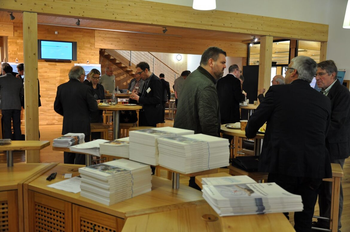 Die Gäste diskutieren in Gruppen beim Wirtschaftsforum in Olsberg. 