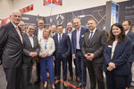Gruppenbild vor einem Messestand