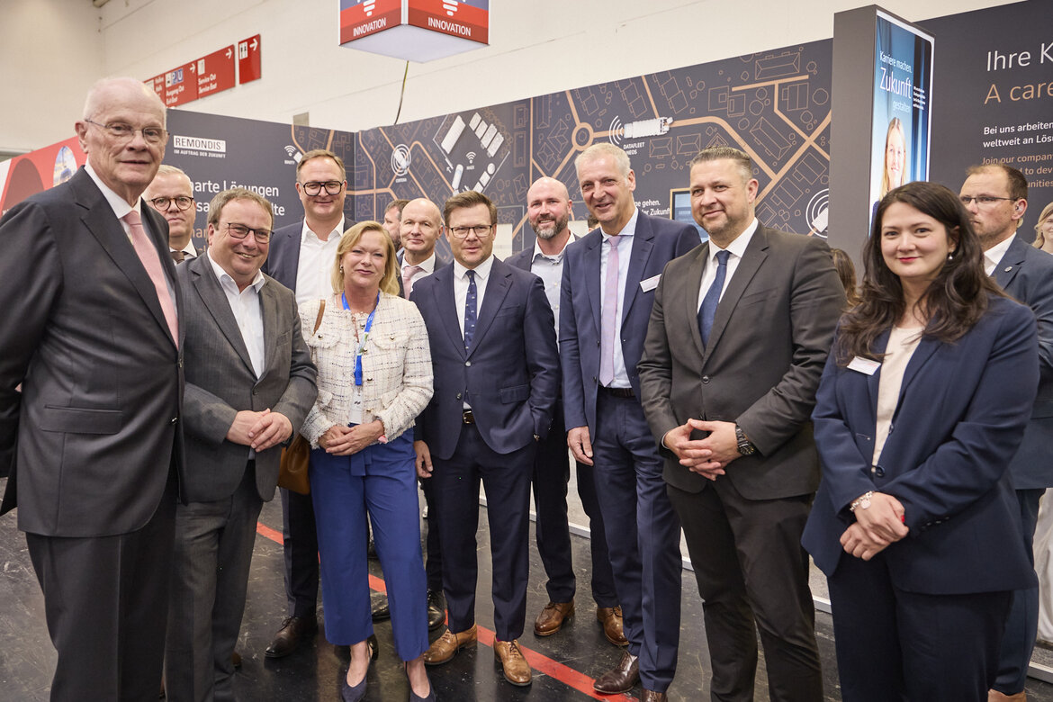 Gruppenbild vor einem Messestand