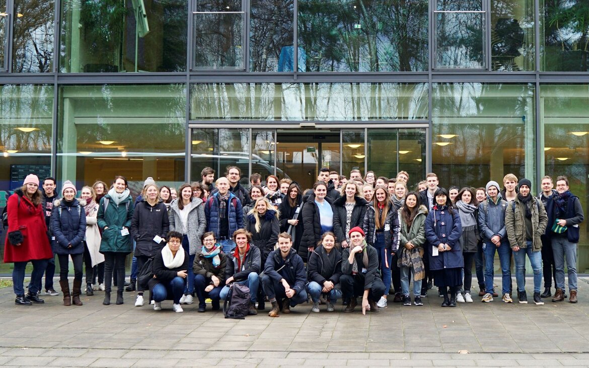 Gruppenfoto mit Studierenden