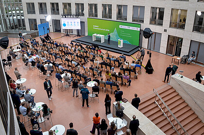 Ein Blick von oben auf das Plenum und die Bühne im großen Atrium