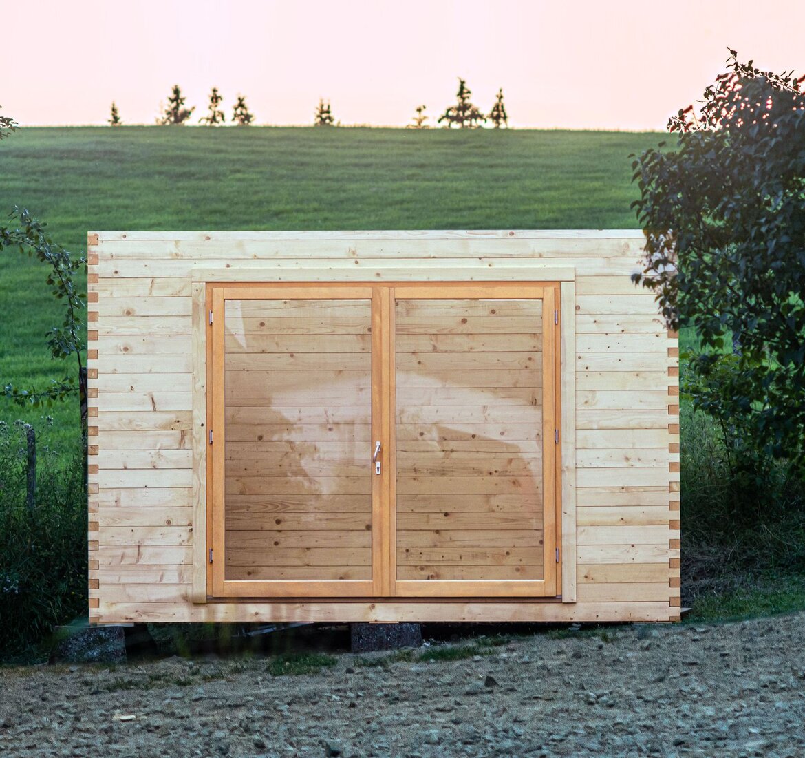 Ein Holzmodul mit gläserner Front