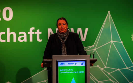 Ministerin Ursula Heinen-Esser an einem Rednerpult