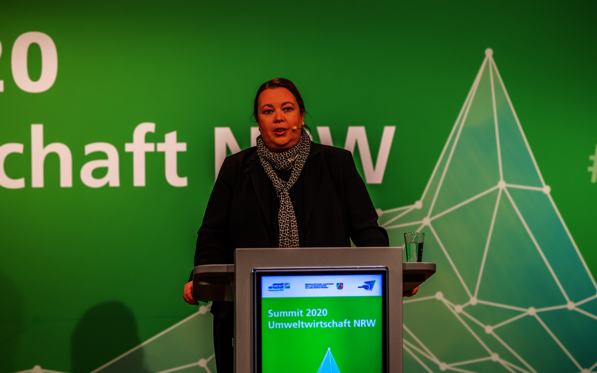 Ministerin Ursula Heinen-Esser an einem Rednerpult
