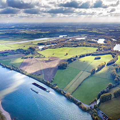 Die Luftaufnahme zeigt den Rhein und einen ehemaligen Rheinarm