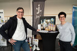 Ein Mann und eine Frau am Stand von juut