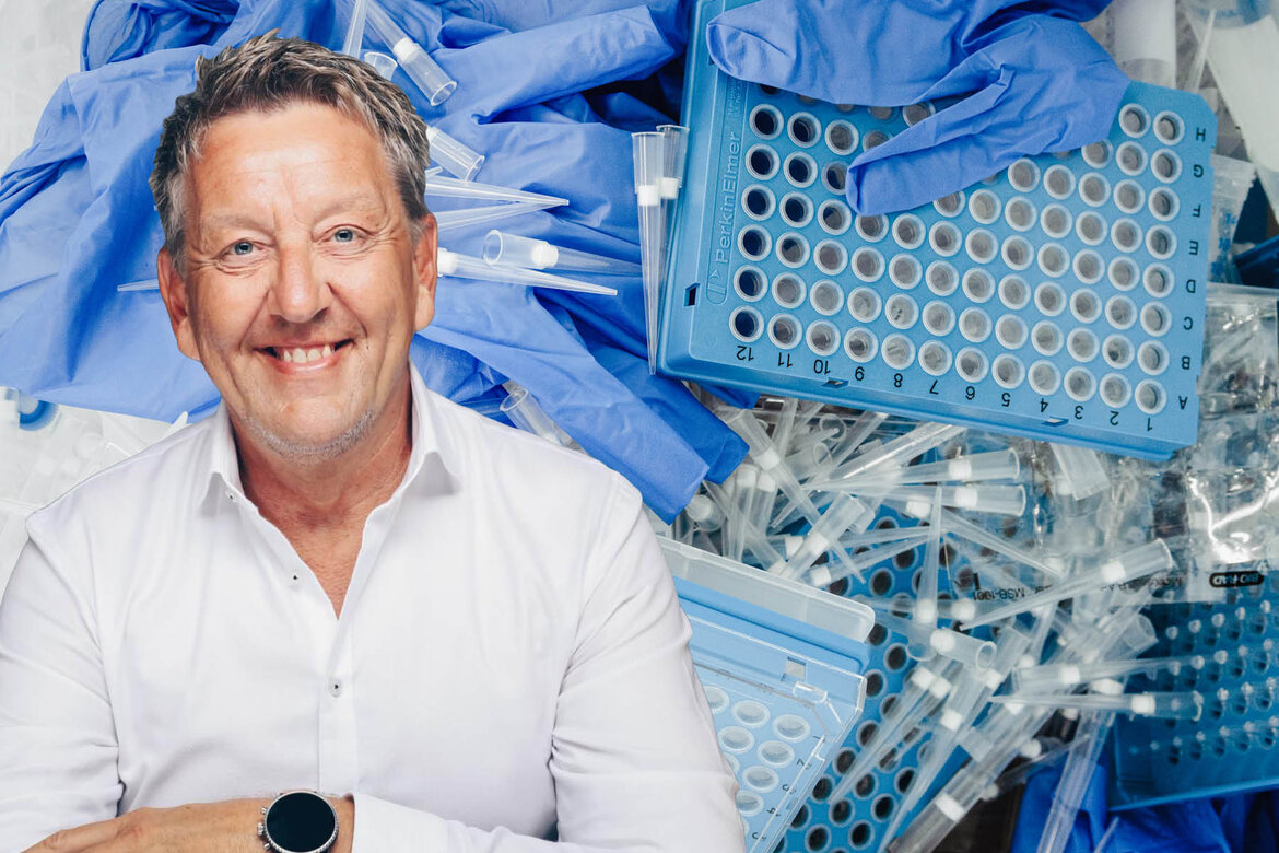 Portraitaufnahme von Michael Schmitz vor einem Haufen medizinischer Wegwerfprodukte