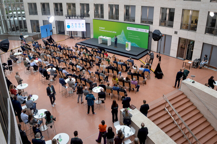 Ein Blick von oben auf das Plenum und die Bühne im großen Atrium