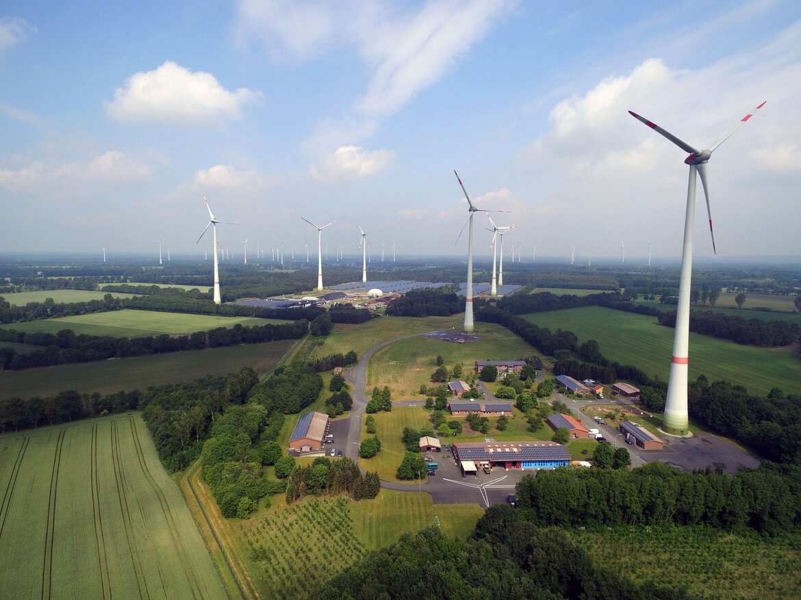 Ein Luftbild mit mehreren Windenergieanlagen